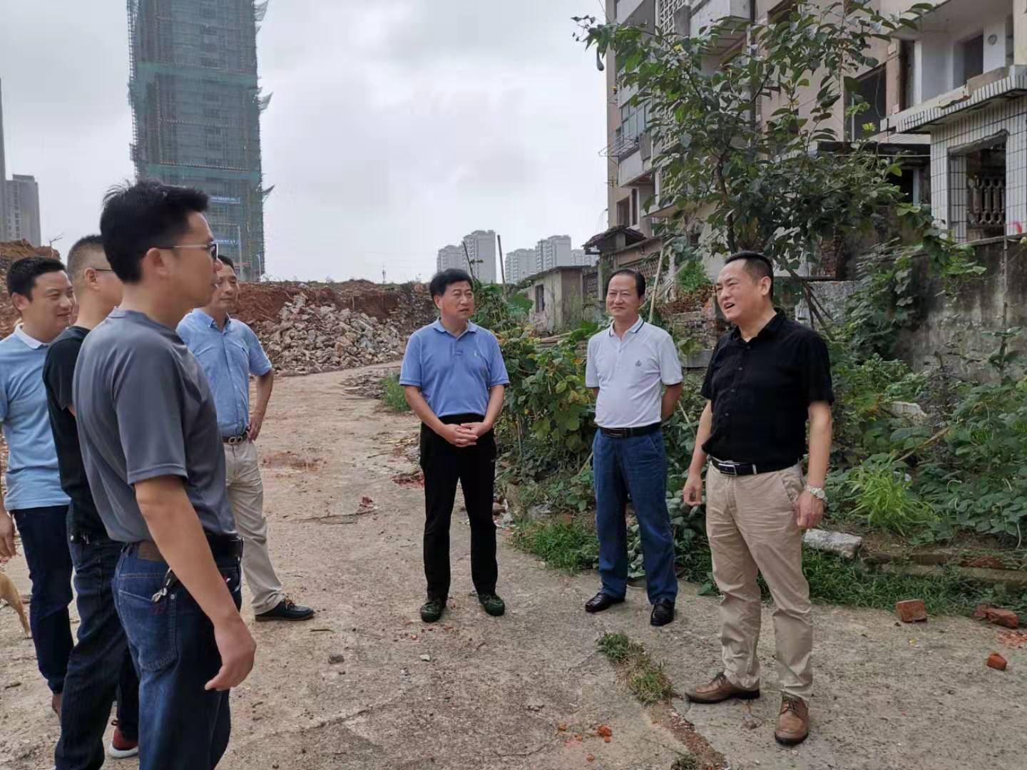 為加快方家沖、造紙廠和桂花園新安置區(qū)建設(shè)，2019年9月5日下，市城建集團(tuán)總經(jīng)理衛(wèi)民陪同市政府副秘書(shū)長(zhǎng)劉陳寅深入項(xiàng)目建設(shè)現(xiàn)場(chǎng)，調(diào)度推進(jìn)安置區(qū)征遷工作.jpg