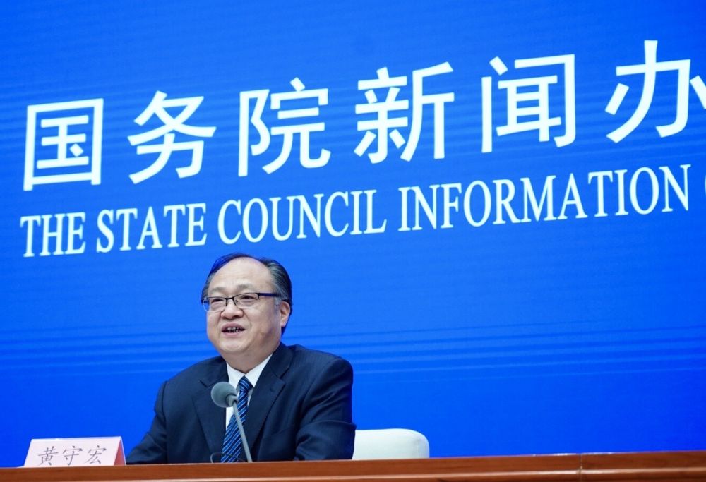 5月22日，國(guó)務(wù)院新聞辦邀請(qǐng)政府工作報(bào)告起草組負(fù)責(zé)人、國(guó)務(wù)院研究室主任黃守宏解讀政府工作報(bào)告有關(guān)情況。新華社記者　陳建力　攝