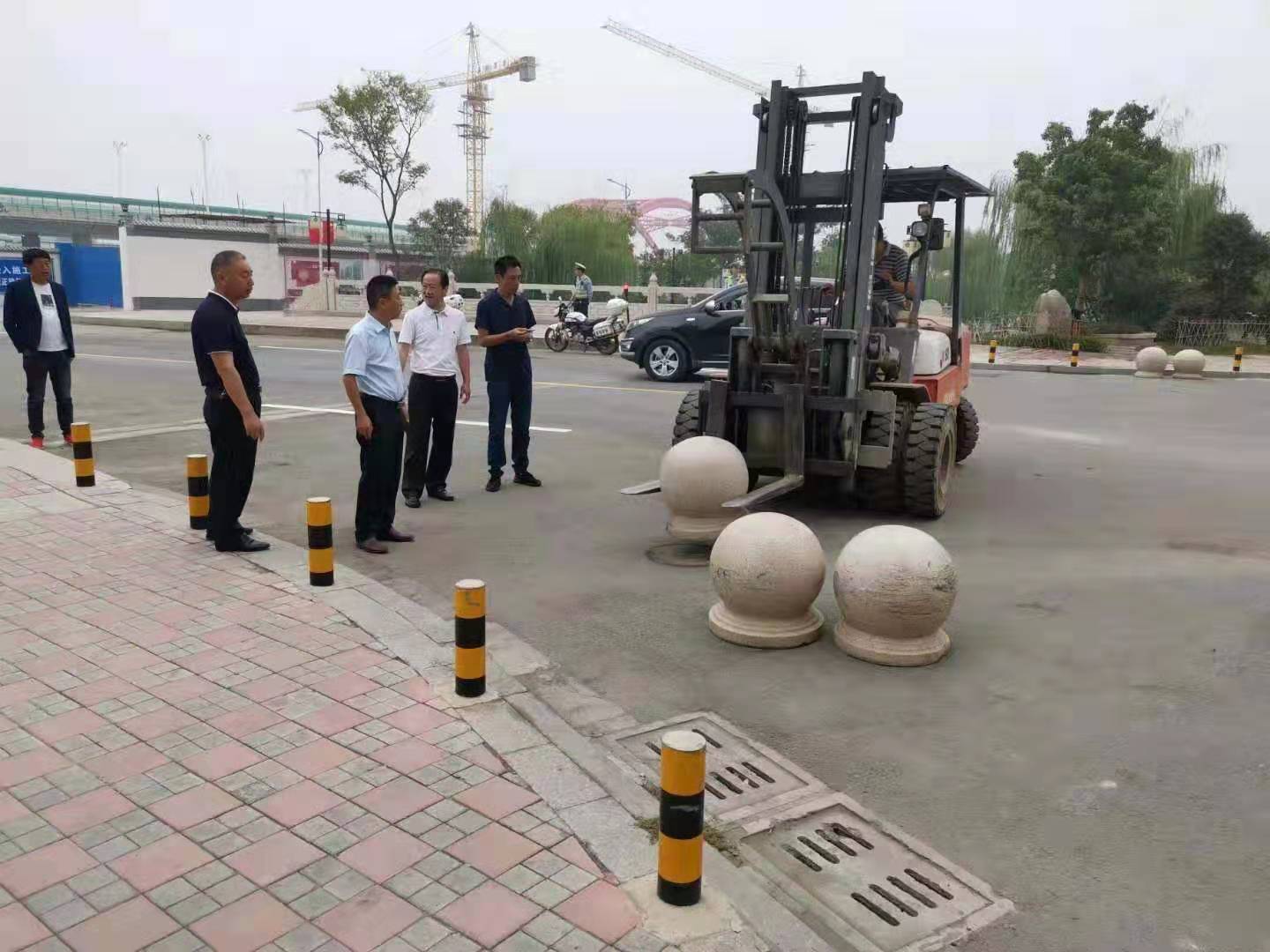 為向新中國(guó)成立七十周年獻(xiàn)禮，市城建集團(tuán)攻堅(jiān)克難，實(shí)現(xiàn)了北門棚改區(qū)域民生路10月1日零時(shí)順利通車。國(guó)慶假期，市城建集團(tuán)堅(jiān)持做好一線工作，在與交警部門共同做好民生路通車保障工作外，抓細(xì)節(jié)，抓落實(shí)，確保其他各項(xiàng)工作有序推進(jìn)。.jpg